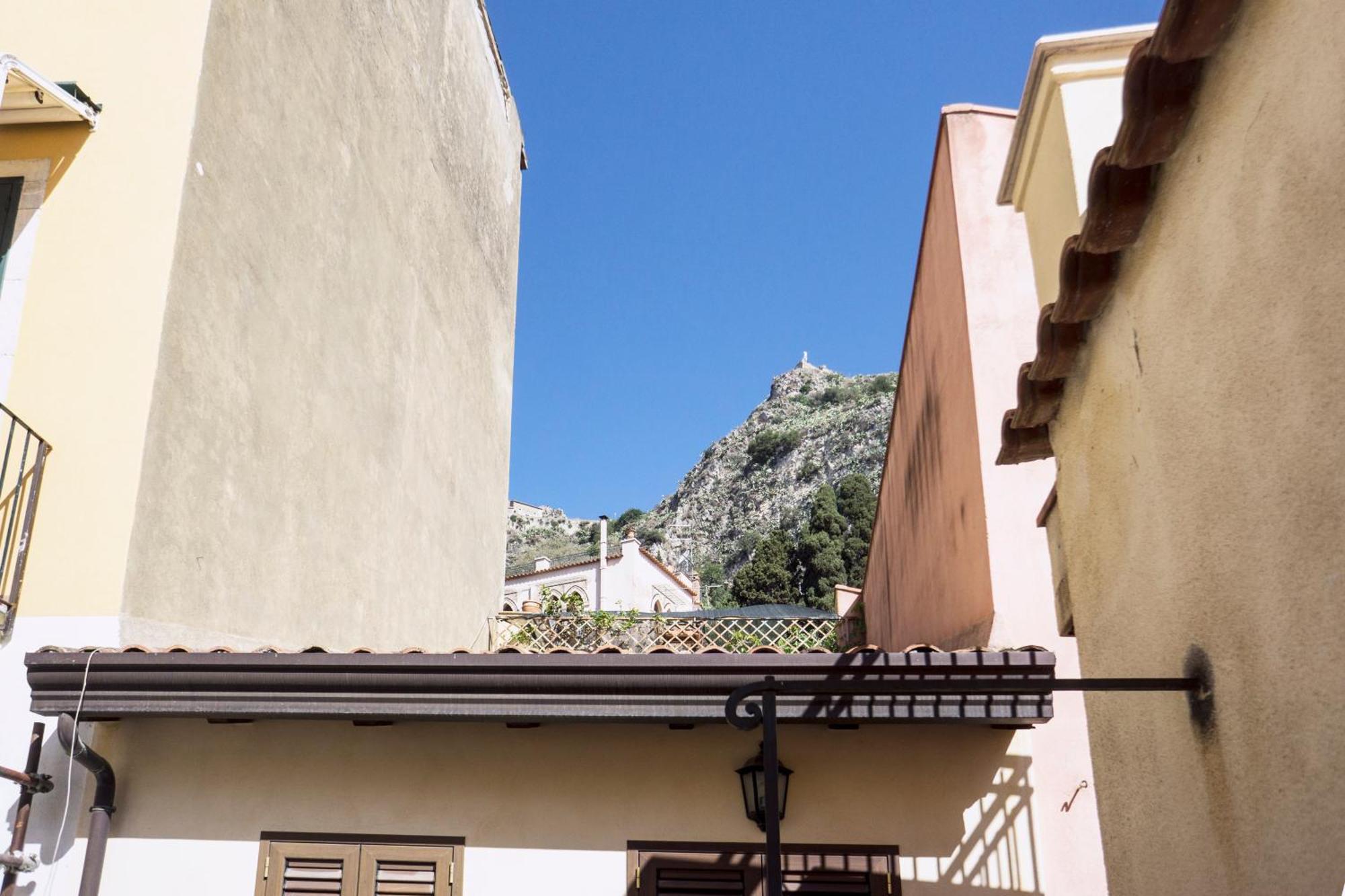 Tina House - Il Cortile Nel Centro Storico Di Taormina Apartment Exterior photo