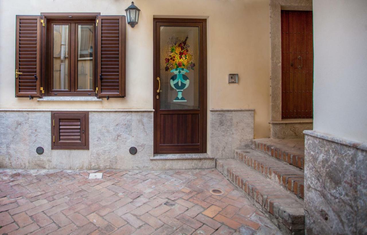 Tina House - Il Cortile Nel Centro Storico Di Taormina Apartment Exterior photo